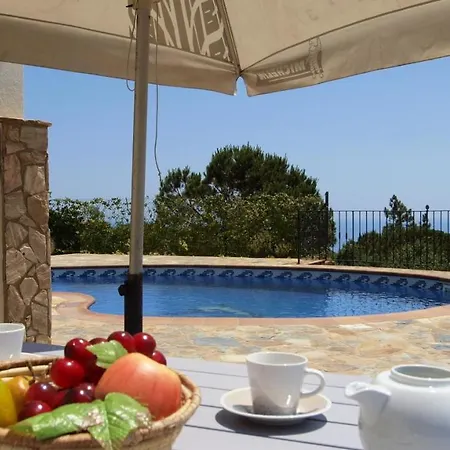 Вілла Sleeps 7 Pool Wifi